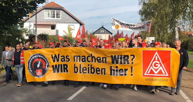 Demo-Start mit Tranaprent der IGM für den Erhalt der Arbeitsplätze bei Continental in Babenhausen - Bild: T.Dreyer